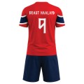 STROJ-PILKARSKI-Haaland-NORWEGIA-128-cm-KOMPLET-SPORTOWY-DLA-DZIECI-Kod-producenta-HN9.jpg